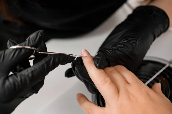 Snijd Nagelriemen Aan Vinger Met Een Kleine Nagelschaar Professionele Manicure — Stockfoto