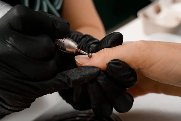 Close Van Vrouwelijke Handen Van Manicure Steriele Zwarte Handschoenen Verwijderen — Stockfoto