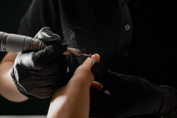 Close Mãos Femininas Manicure Luvas Pretas Estéreis Precisa Remoção Cutícula — Fotografia de Stock