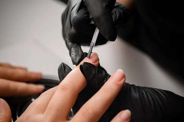 Manicure Luvas Pretas Cobrindo Prego Com Base Transparente Abaixo Goma — Fotografia de Stock