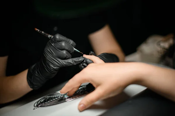 Close Zicht Van Manicure Handen Meesterlijk Brengt Manicure Nagellak Met — Stockfoto