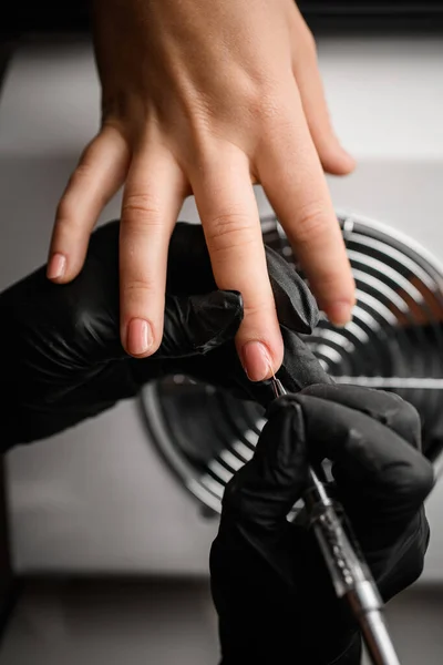 Close Bovenaanzicht Van Het Proces Van Toepassing Manicure Nagellak Met — Stockfoto