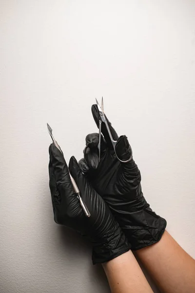 Vista Close Mãos Luvas Pretas Precisão Segurando Instrumentos Aço Para — Fotografia de Stock