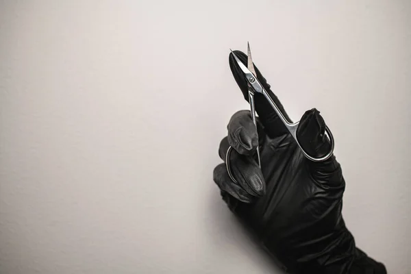 Крупным Планом Руки Черной Перчатке Ножницами Ногтей Стали Принято Оборудование — стоковое фото