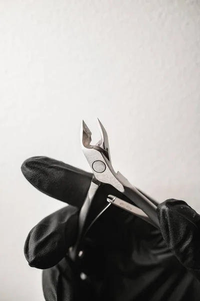 Selectieve Focus Stalen Nagelknippers Hand Met Zwarte Handschoen Begrepen Ruimte — Stockfoto