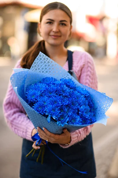 Buket Indah Chrysanthemums Biru Dalam Membungkus Kertas Tangan Wanita Bouquet — Stok Foto