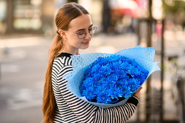 Schöne Frau Hält Sanft Einen Großen Üppigen Strauß Blauer Chrysanthemen — Stockfoto