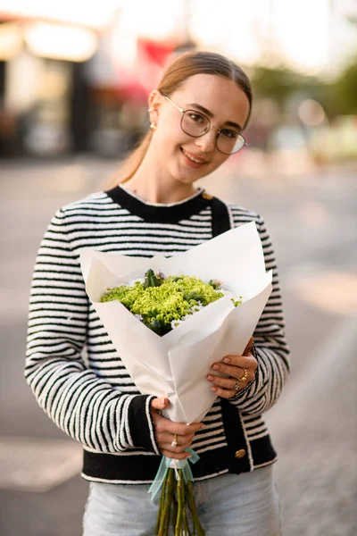 Belle Femme Souriante Tient Bouquet Chrysanthèmes Verts Bouclés Petits Chrysanthèmes — Photo