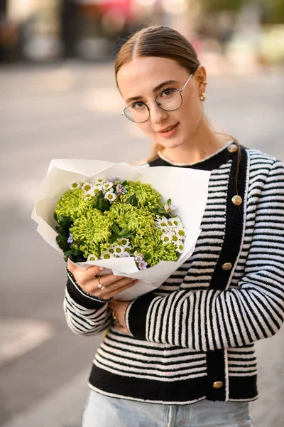 Stilig Kvinna Håller Bukett Lockigt Gröna Krysantemum Och Små Vita — Stockfoto