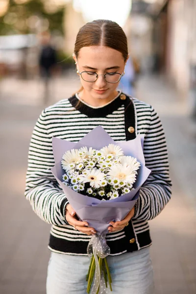 Vacker Kvinna Håller Bukett Vita Blommor Gerbera Krysantemum Och Kamomill — Stockfoto