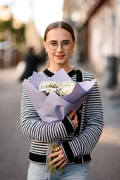 Vacker Kvinna Håller Försiktigt Bukett Vita Blommor Gerbera Krysantemum Och — Stockfoto