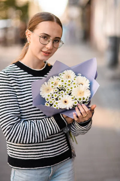 Jolie Femme Tient Bouquet Fleurs Blanches Gerbera Chrysanthème Camomille Papier — Photo