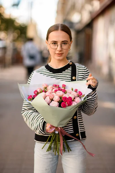 Pemandangan Depan Wanita Cantik Dengan Karangan Bunga Mawar Merah Muda — Stok Foto