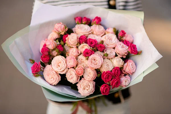 Vista Close Flores Flores Buquê Bonito Rosas Rosa Brilhante Papel — Fotografia de Stock