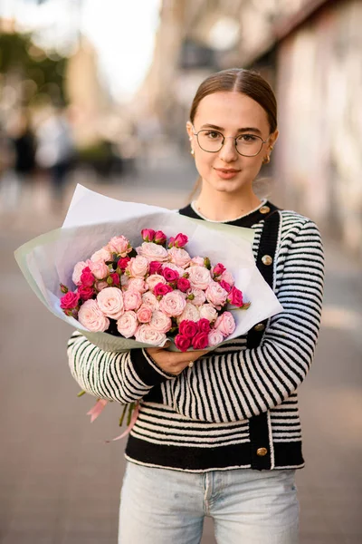 Belle Femme Tient Doucement Bouquet Roses Roses Vives Dans Papier — Photo