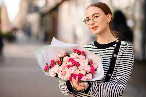 Wanita Yang Menarik Lembut Memegang Karangan Bunga Mawar Merah Muda — Stok Foto