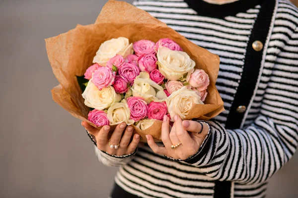 손으로 종이를 분홍색 장미로 아름다운 꽃다발의 — 스톡 사진
