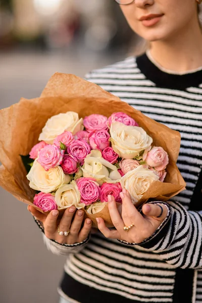 Крупним Планом Красивий Букет Свіжих Білих Рожевих Троянд Обгортковому Папері — стокове фото