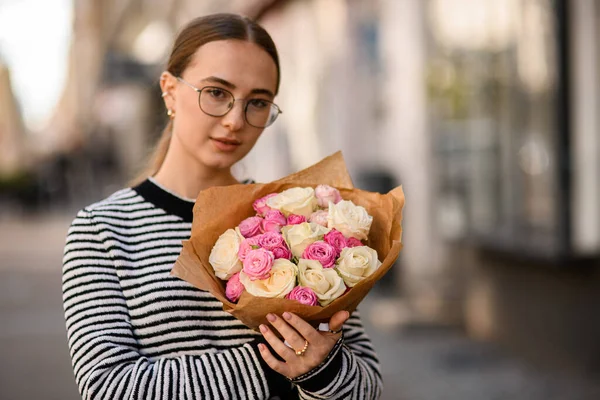 Portrait Femme Séduisante Tient Doucement Bouquet Roses Rose Vif Dans — Photo