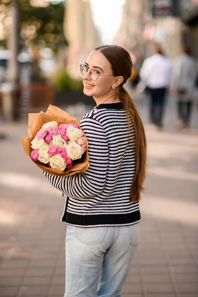 Vue Arrière Femme Souriante Avec Bouquet Roses Blanches Roses Papier — Photo
