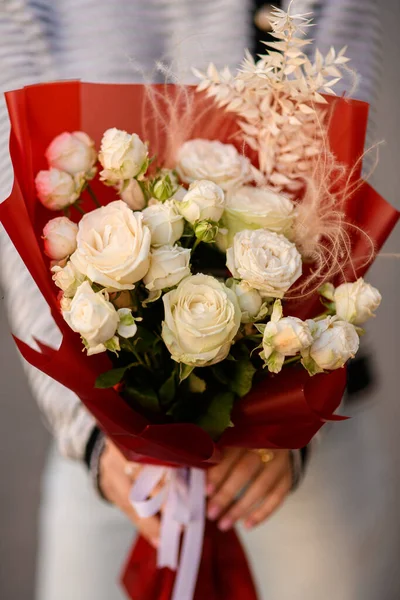 มมองใกล ดของช อดอกไม สวยงามของดอกก หลาบส ขาวสดในกระดาษห แดงในม อของผ — ภาพถ่ายสต็อก