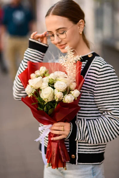 Όμορφη Νεαρή Γυναίκα Μπουκέτο Λευκά Τριαντάφυλλα Κόκκινο Χαρτί Περιτυλίγματος Στα — Φωτογραφία Αρχείου