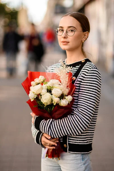 Jolie Jeune Femme Avec Bouquet Roses Blanches Papier Emballage Rouge — Photo