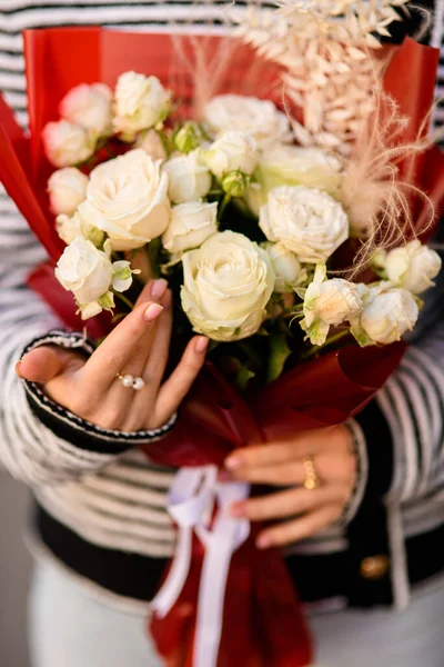 Close Belo Buquê Rosas Brancas Frescas Papel Embrulho Vermelho Mãos — Fotografia de Stock