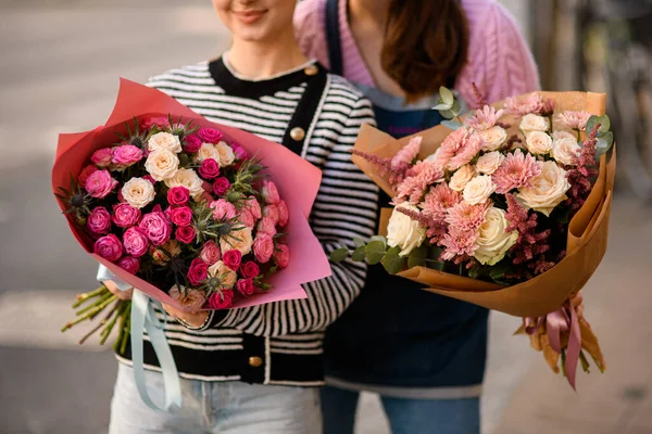 Чудовий Вид Два Красивих Квіткових Букети Свіжими Трояндами Обгортковому Папері — стокове фото