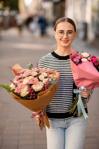 Όμορφη Χαμογελαστή Γυναίκα Δύο Πλούσια Λουλούδι Ανθοδέσμες Φρέσκα Τριαντάφυλλα Χαρτί — Φωτογραφία Αρχείου