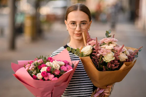 Stilig Kvinna Med Två Frodiga Blombuketter Med Färska Rosor Omslagspapper — Stockfoto