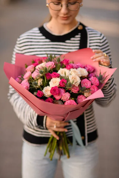 งเน นไปท ดอกไม ดอกก หลาบส ขาวและส ชมพ และ Thistles ในม — ภาพถ่ายสต็อก