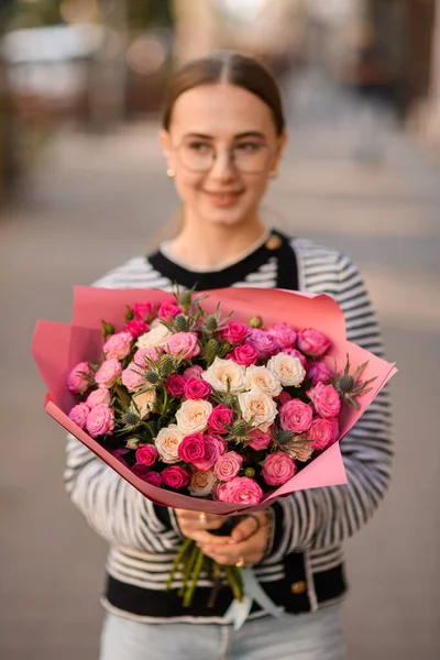 Επιλεκτική Εστίαση Στα Λουλούδια Του Μπουκέτο Λευκά Και Ροζ Τριαντάφυλλα — Φωτογραφία Αρχείου