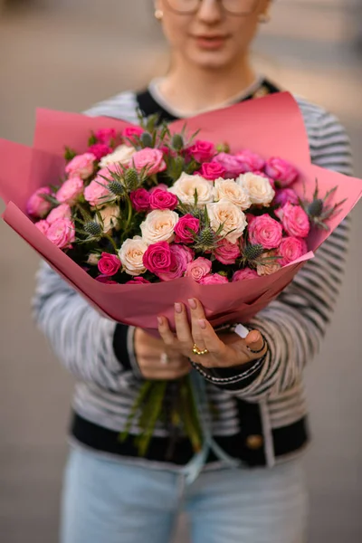 女子手中拿着白玫瑰 粉红玫瑰和蓟的花束的特写 — 图库照片