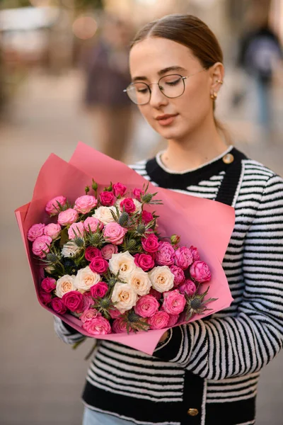 Vue Sur Jolie Femme Avec Bouquet Roses Blanches Roses Chardons — Photo