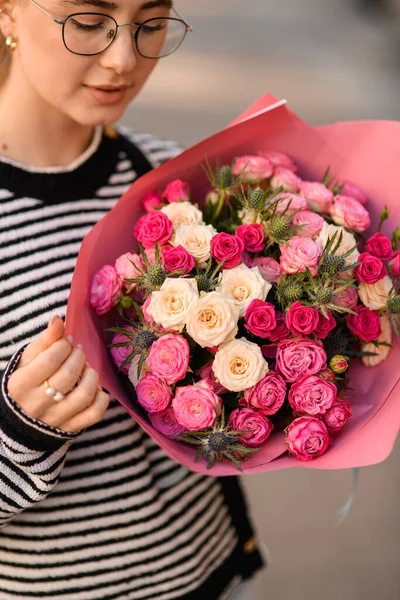 Чудовий Букет Свіжими Білими Рожевими Трояндами Будяком Обгортковому Папері Руках — стокове фото