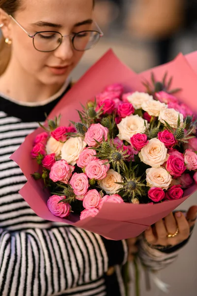 Närbild Färska Blommor Bukett Med Vita Och Rosa Rosor Och — Stockfoto