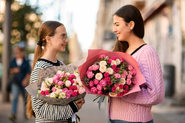 Duas Mulheres Sorridentes Com Buquês Flores Exuberantes Com Rosas Frescas — Fotografia de Stock