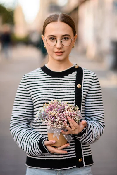 Bra Porträtt Ung Vacker Kvinna Som Håller Potten Med Blomsterarrangemang — Stockfoto