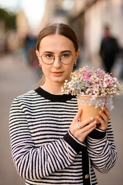 Retrato Joven Hermosa Mujer Sosteniendo Maceta Con Arreglo Floral Flores — Foto de Stock