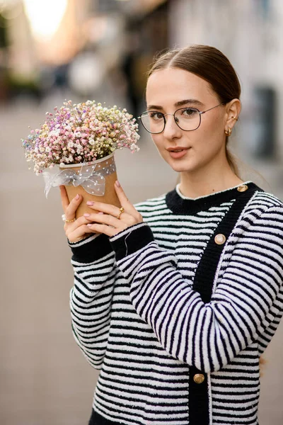 Νεαρή Ελκυστική Γυναίκα Κρατά Κατσαρόλα Λουλούδια Διάταξη Πολύχρωμα Γυψόφυλλες Λουλούδια — Φωτογραφία Αρχείου