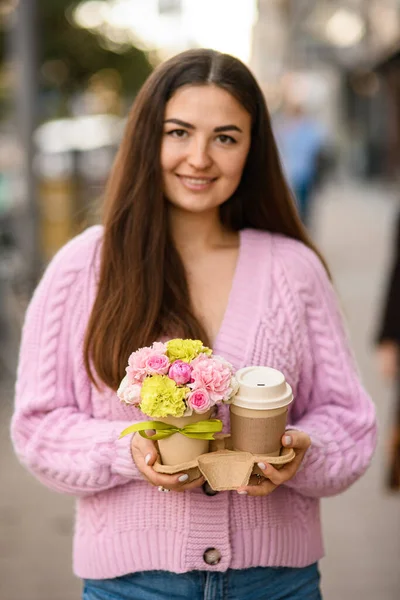 Piękna Uśmiechnięta Kobieta Delikatnie Trzyma Kwiatowy Układ Róż Goździków Małym — Zdjęcie stockowe