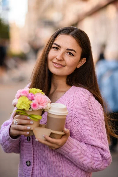 Piękna Uśmiechnięta Kobieta Posiada Układ Kwiatów Róż Goździków Małym Garnku — Zdjęcie stockowe