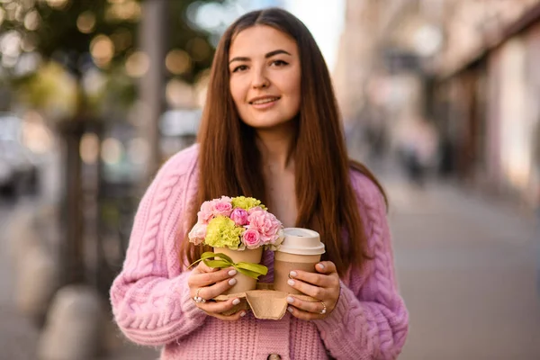 Przystojny Kobieta Różowy Sweter Delikatnie Trzyma Kwiat Układ Róż Goździków — Zdjęcie stockowe