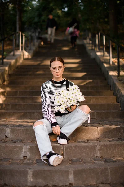มมองด านหน าของสาวผ าตาล Caucasian อดอกไม ขาว Chrysanthemums ในม อของเธอน — ภาพถ่ายสต็อก