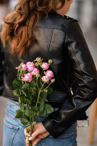 Bakifrån Kvinna Svart Läder Jacka Håller Gren Rosa Rosor Handen — Stockfoto