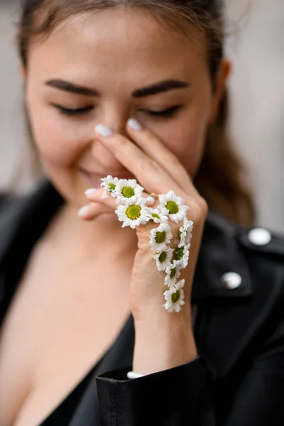 Selektywne Skupienie Się Kobiecej Dłoni Ozdobionej Małymi Kwiatkami Stokrotki Twarzy — Zdjęcie stockowe