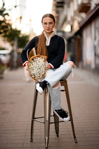 Genç Güzel Bir Kadın Uzun Kahverengi Saçlı Yüksek Sandalyede Oturan — Stok fotoğraf
