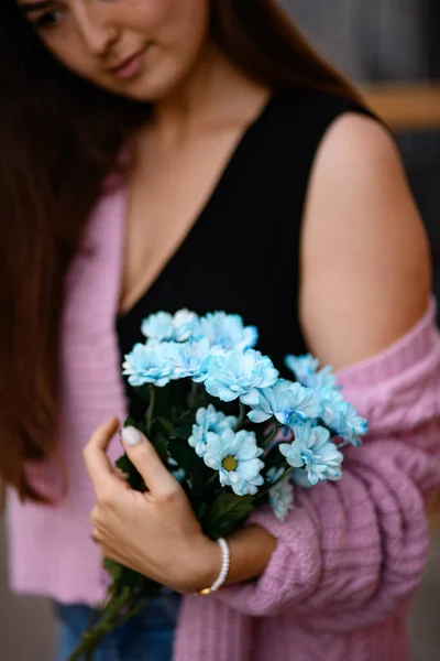 Επιλεκτική Εστίαση Ένα Μάτσο Μπλε Λουλούδια Χρυσάνθεμα Στα Χέρια Της — Φωτογραφία Αρχείου