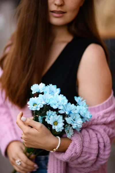Enfoque Selectivo Ramo Hermosas Flores Crisantemo Azul Las Manos Mujer — Foto de Stock